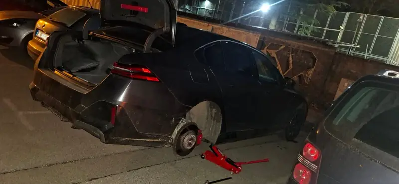 Hitna noćna zamena gume na BMW limuzini - vulkanizer Beograd 24h