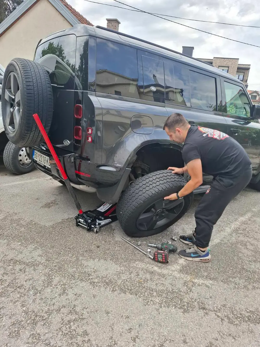 Mobilni vulkanizer Milan montira gumu na Land Rover na parkingu u Beogradu