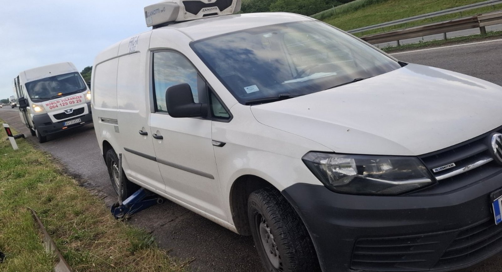 Mobilni vulkanizer Milan - beli kombi sa natpisom Vaš prijatelj na putu parkiran u centru Beograda