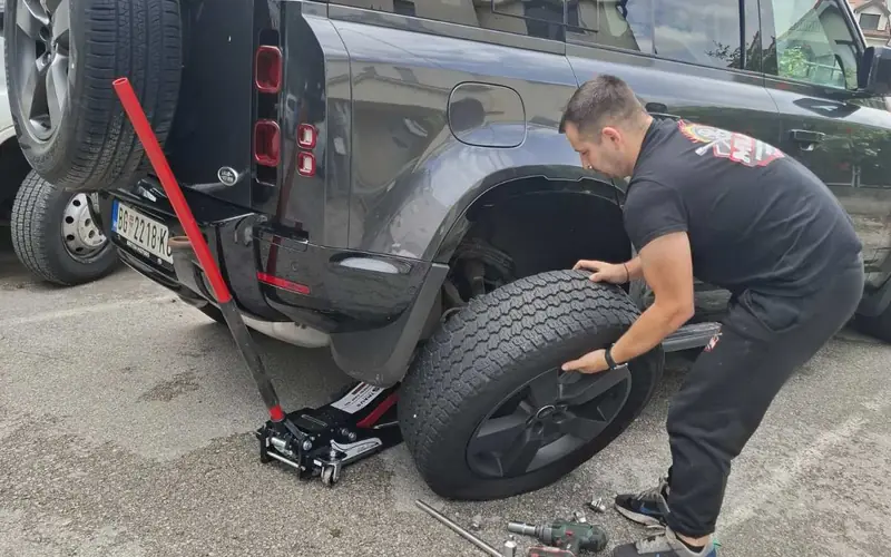 Mobilni vulkanizer Milan montira gumu na Land Rover na parkingu u Beogradu