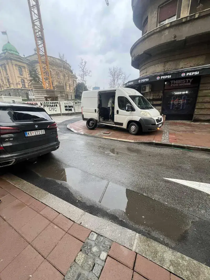 Mobilni vulkanizer Milan na intervenciji u centru Beograda, kombi pored Skupštine
