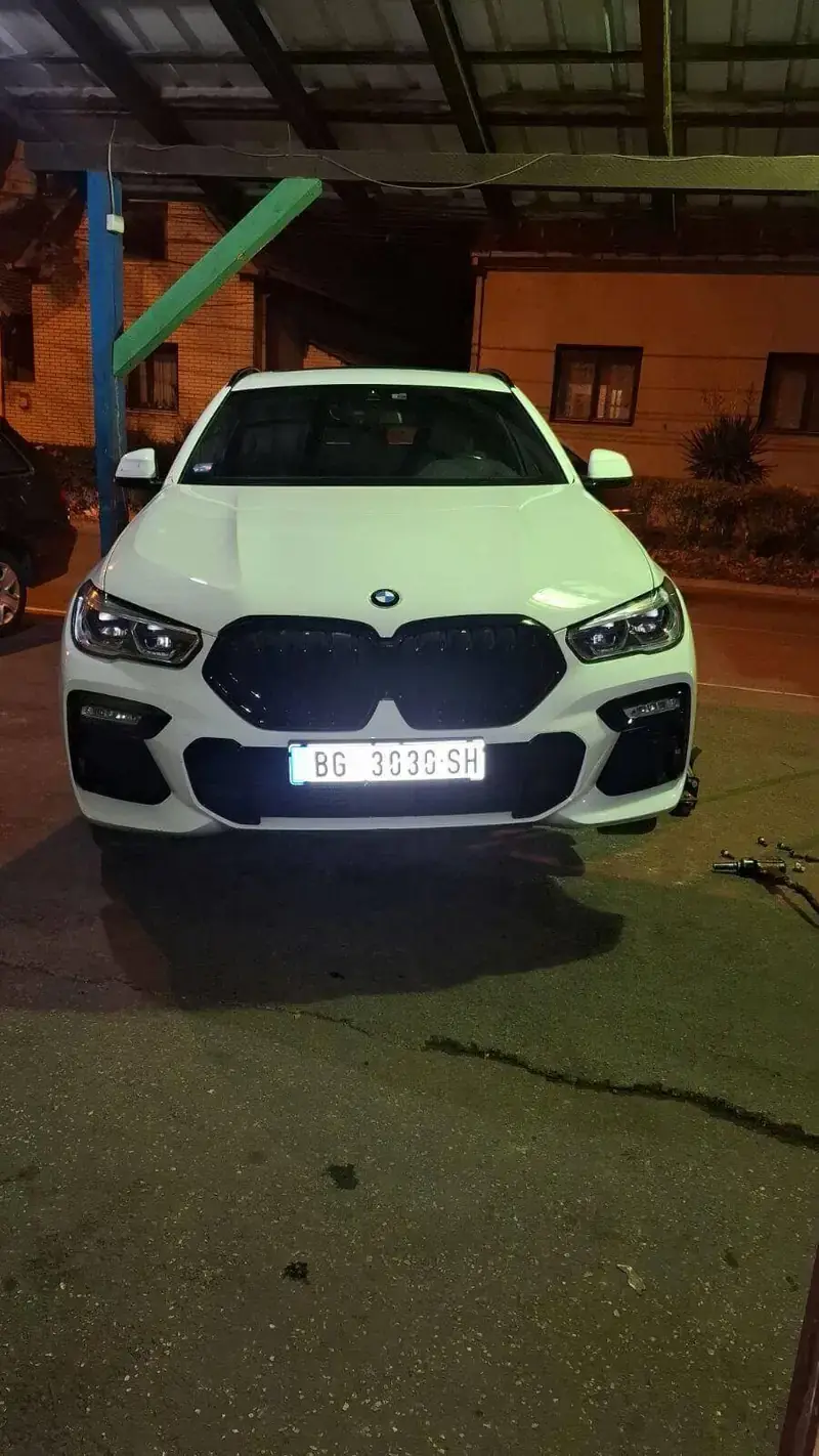 Mobilni vulkanizer servisira BMW X6 noću u Beogradu