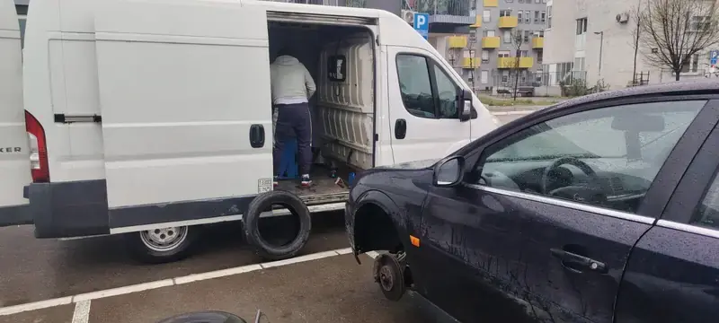Zamena pneumatika na parkingu, mobilni vulkanizer Novi Beograd