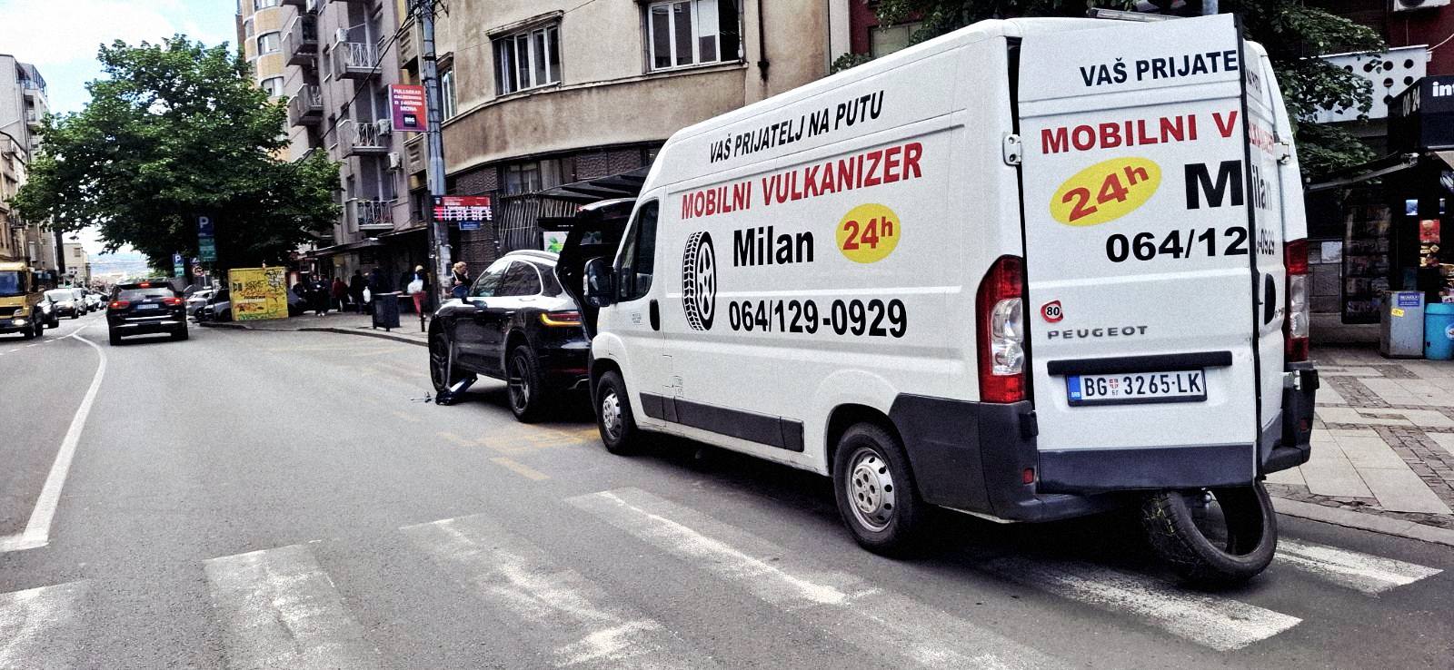 Vulkanizer Milan menja gumu na crnom Ford Fiesta - mobilna intervencija na licu mesta u Beogradu