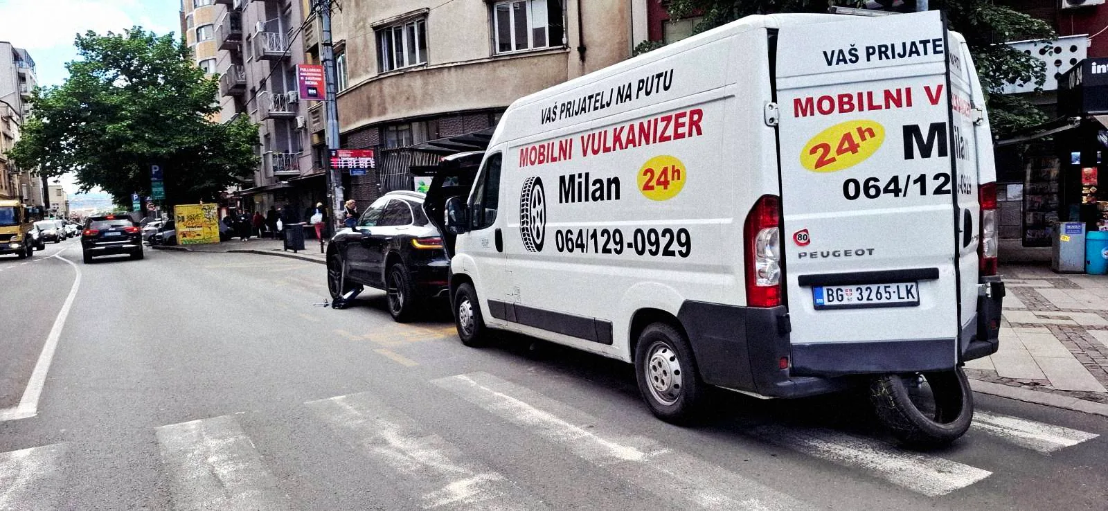 Vulkanizer Milan menja gumu na crnom Ford Fiesta - mobilna intervencija na licu mesta u Beogradu