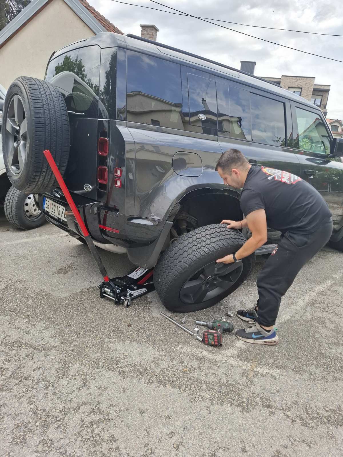 Vulkanizer montira gumu na Land Rover Defender — intervencija na terenu, parking, mobilni vulkanizer Beograd